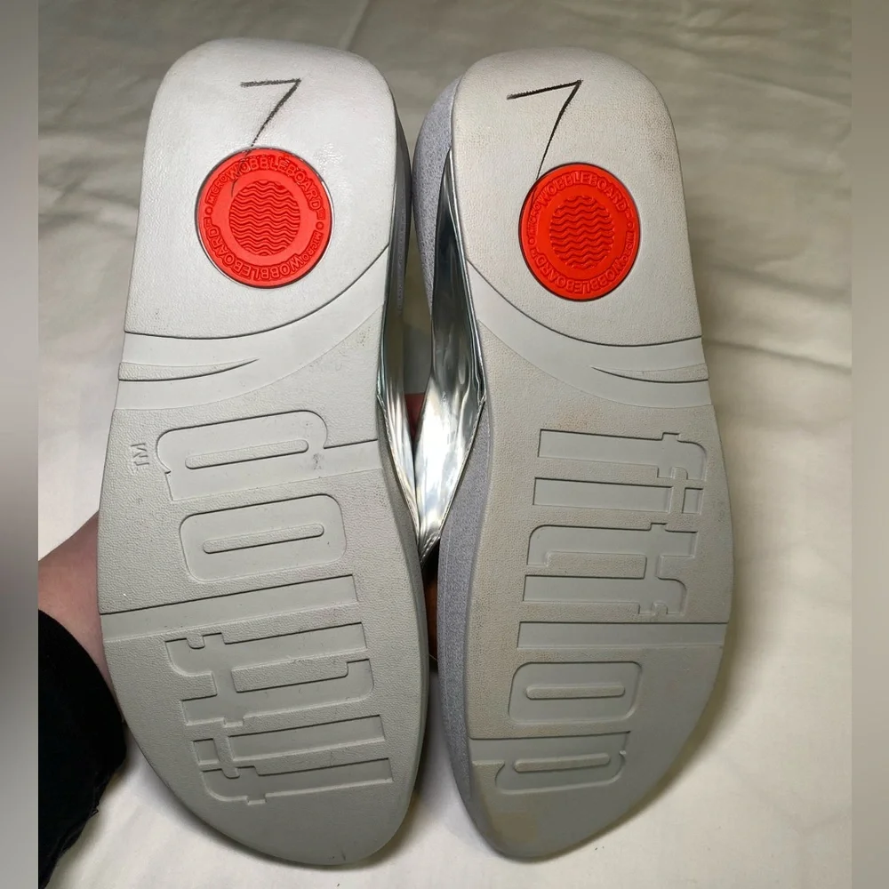 FitFlop Sandals Flip Flops Women’s Size 9 Silver Slides - Picture 2 of 3